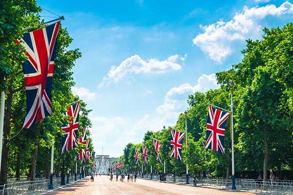 Experience Jubilee weekend in London by coach